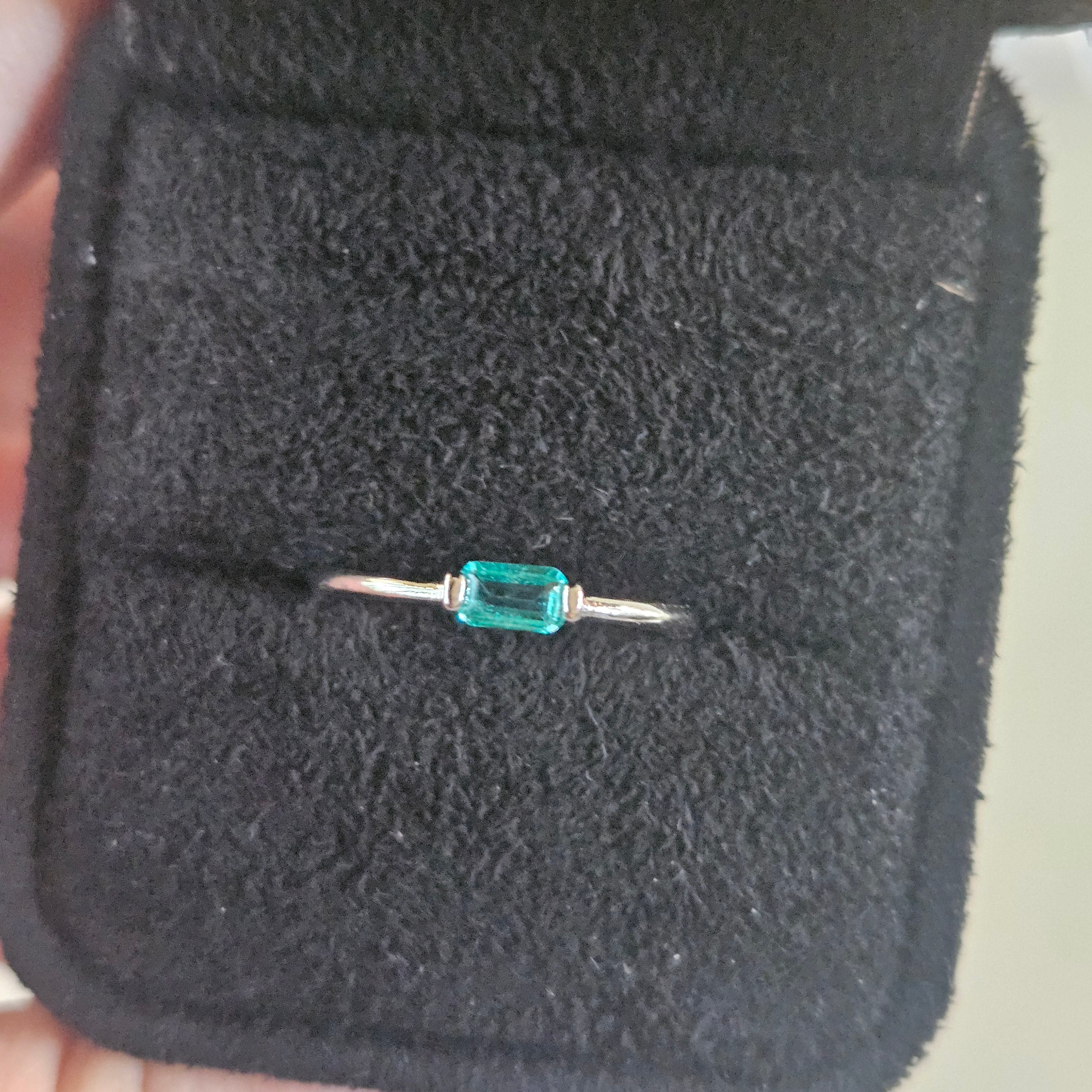 Neon Blue Topaz 戒指