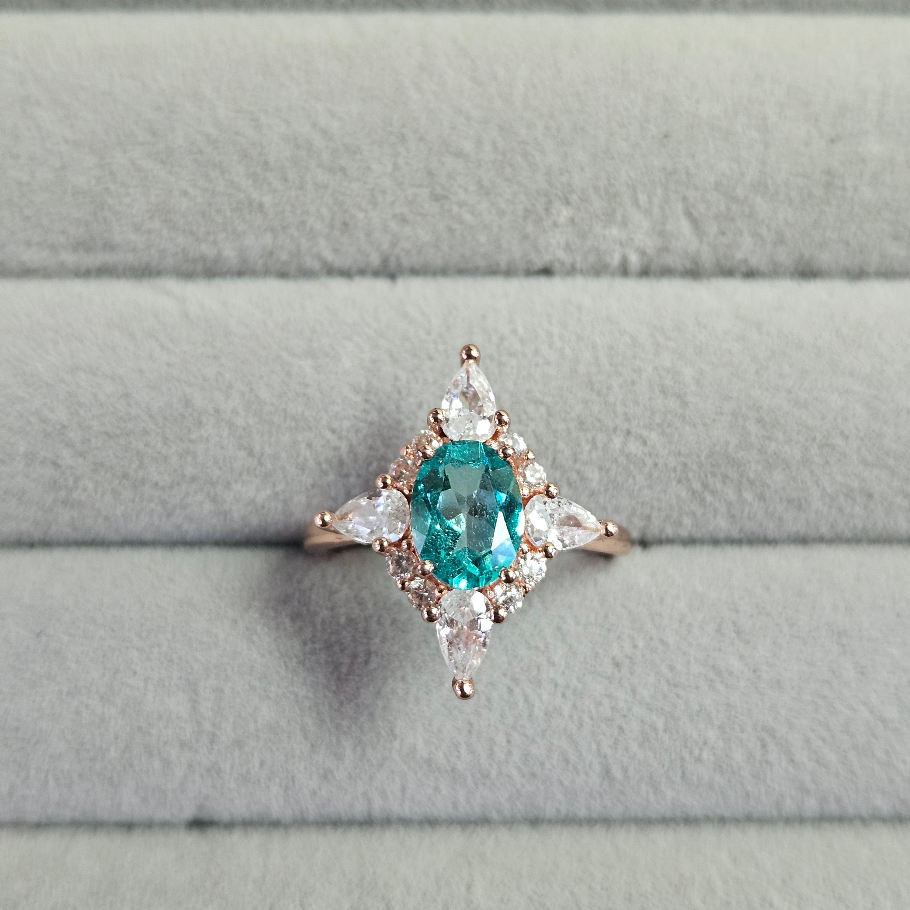 107. Neon Blue Topaz 戒指