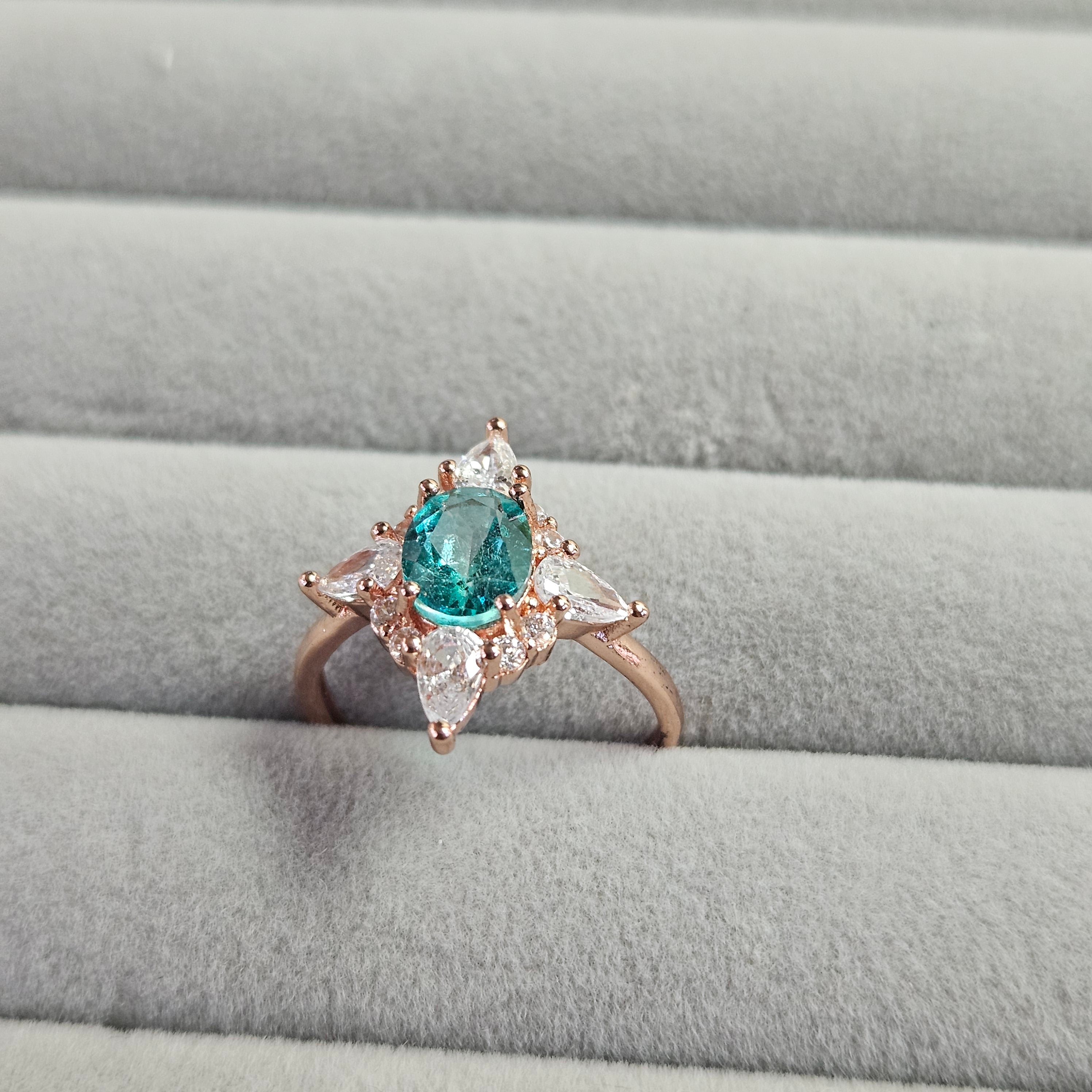 107. Neon Blue Topaz 戒指