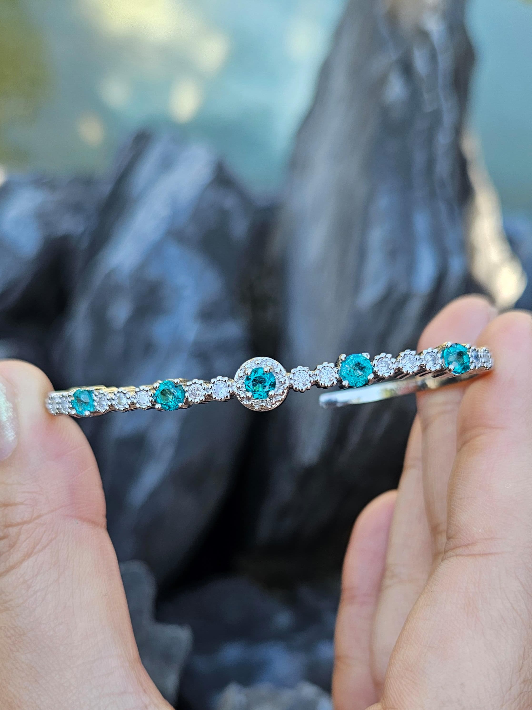 37.Neon Blue Topaz 手鐲