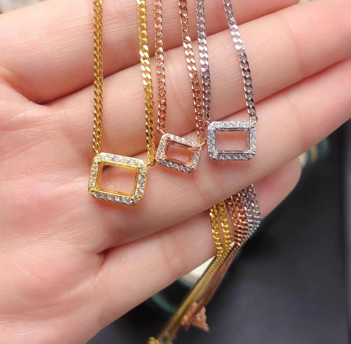 S085-necklaces