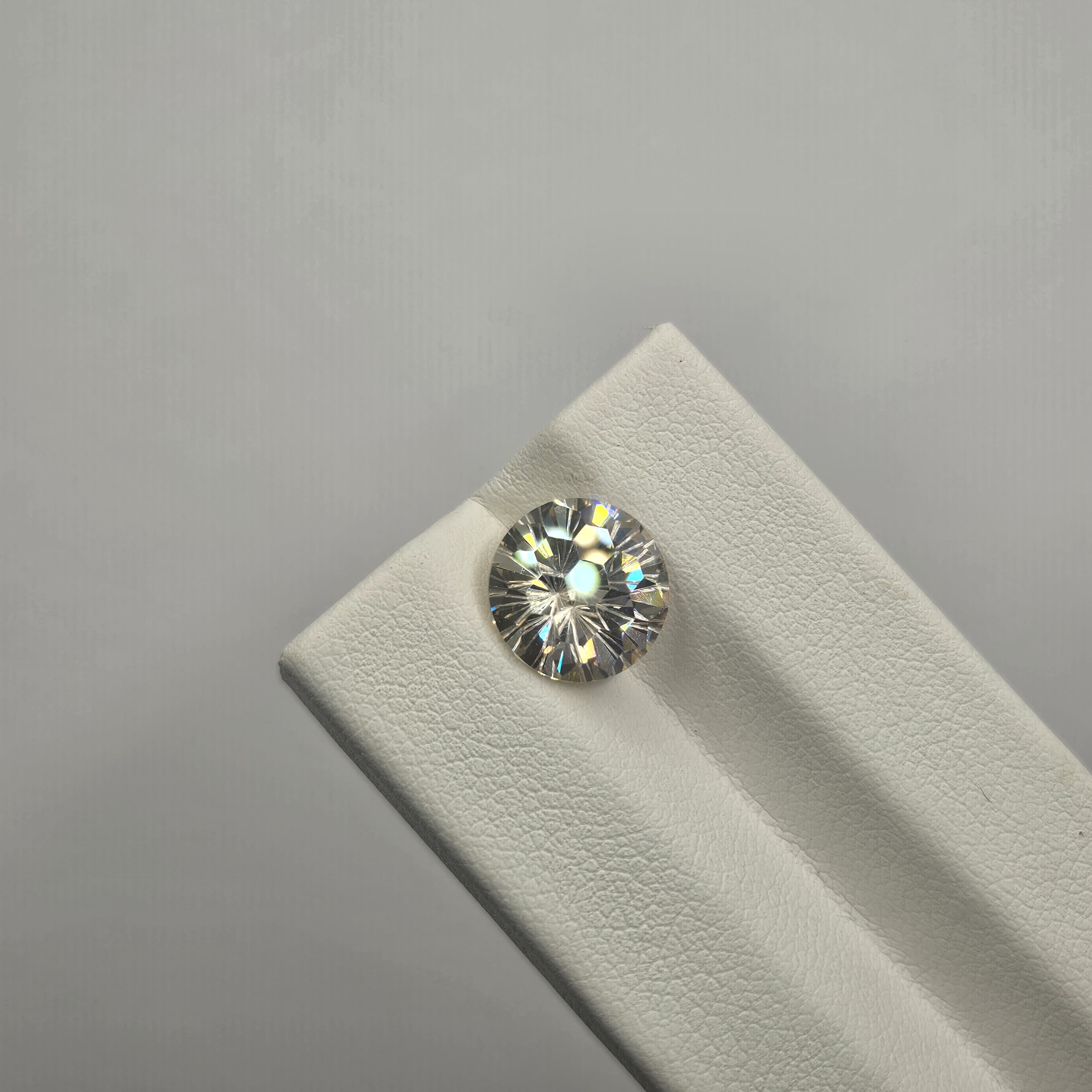 淡黃色煙花切割圓鑽（有彩）