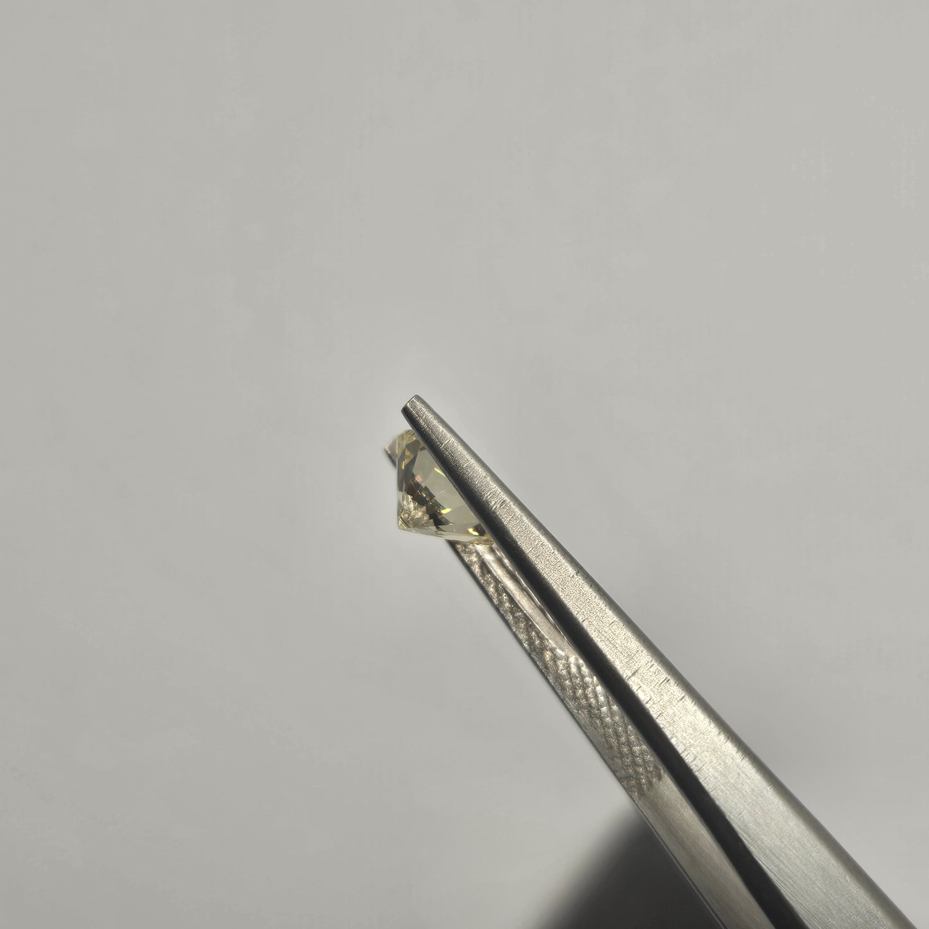 淡黃色圓鑽一卡