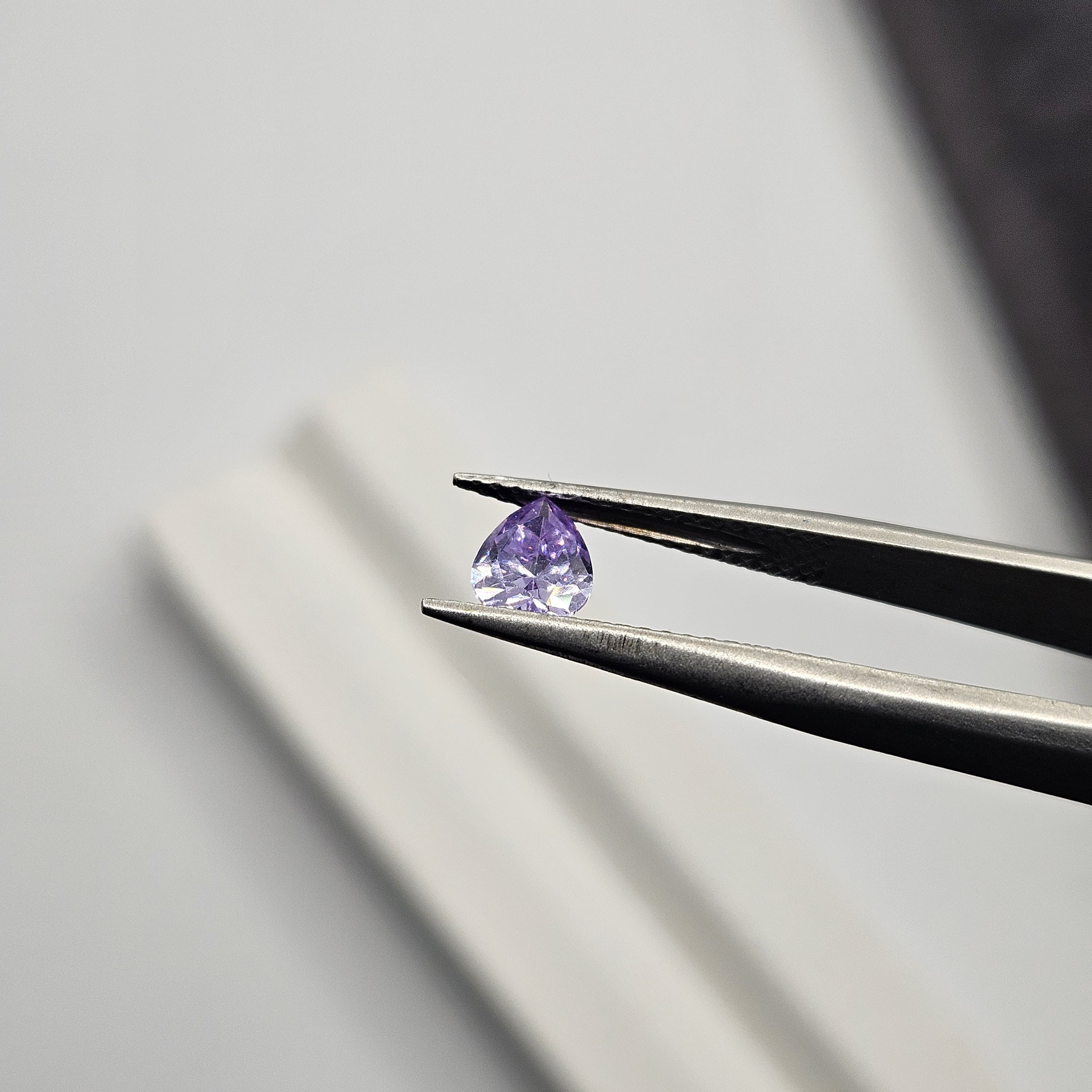 對裝紫丁香水滴