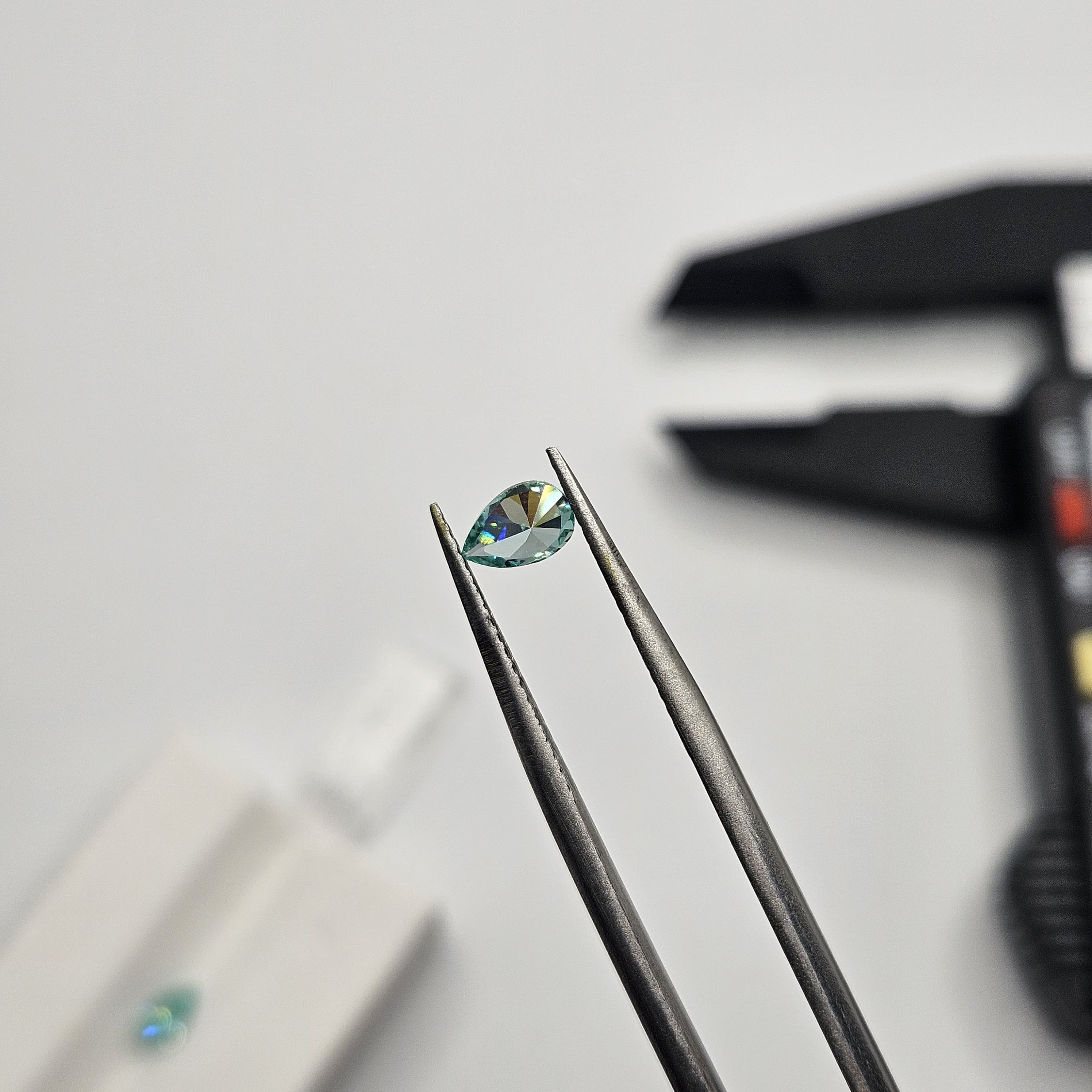 對裝湖水綠水滴