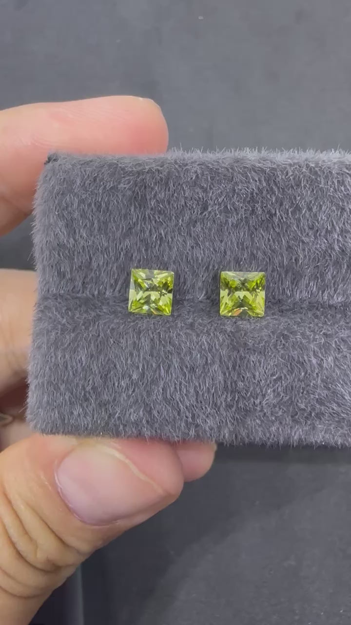 一對淺橄欖方形鑽