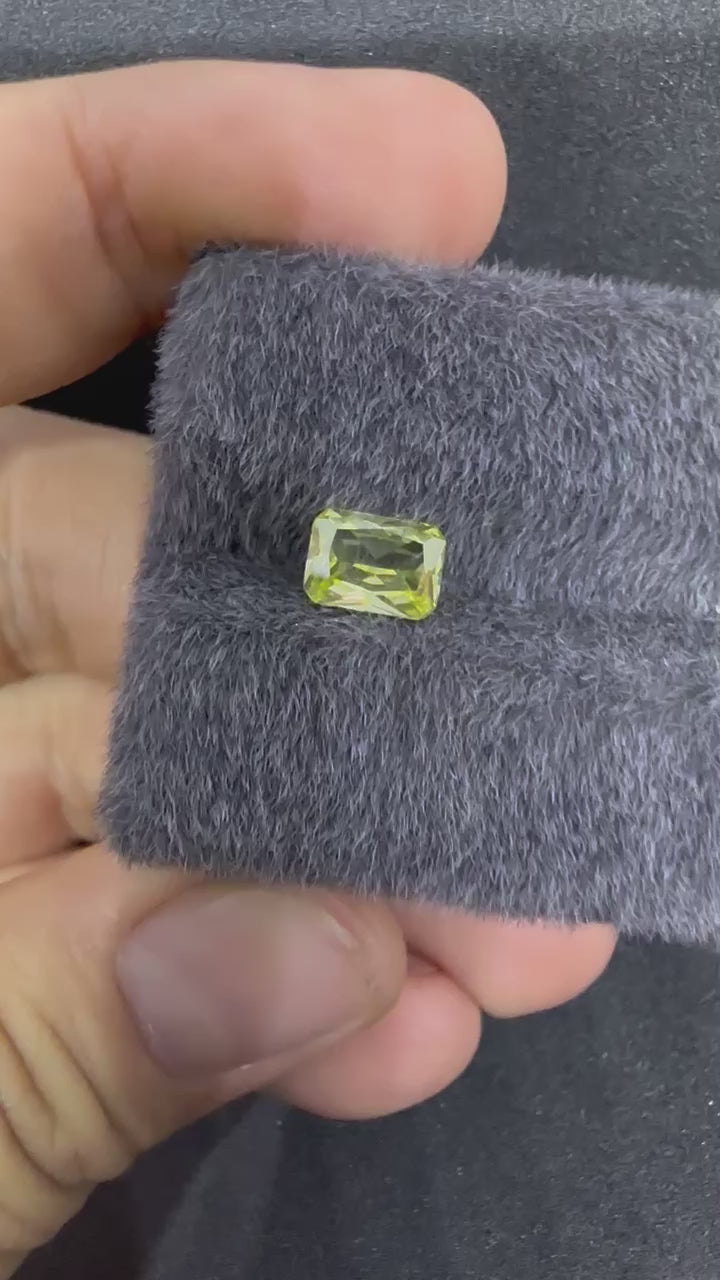 鵝黃色長方鑽一卡