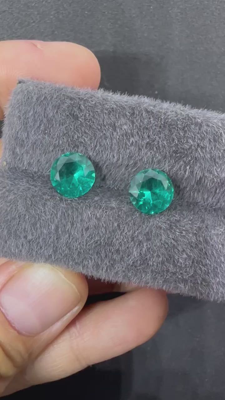 一對湖水綠圓鑽