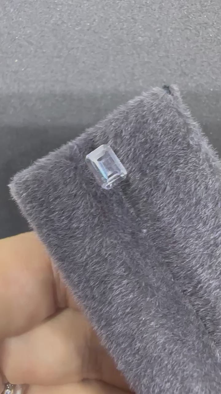 袓母綠切割鑽白色一卡