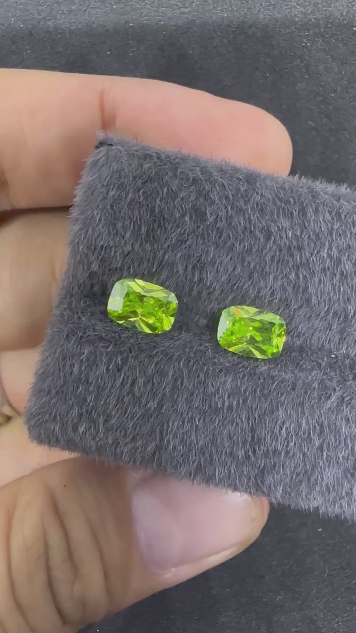 一對金綠色長枕