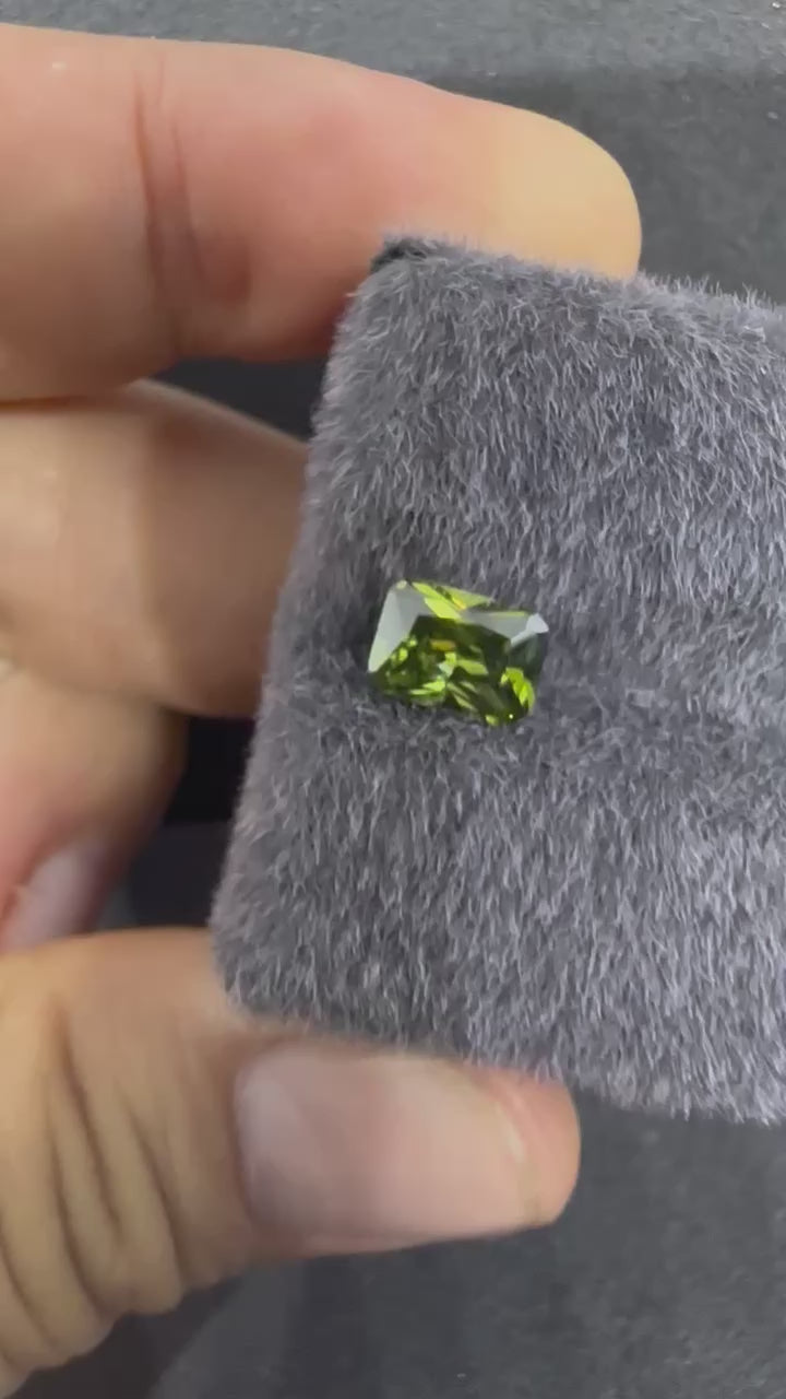 橄欖綠長方鑽一卡