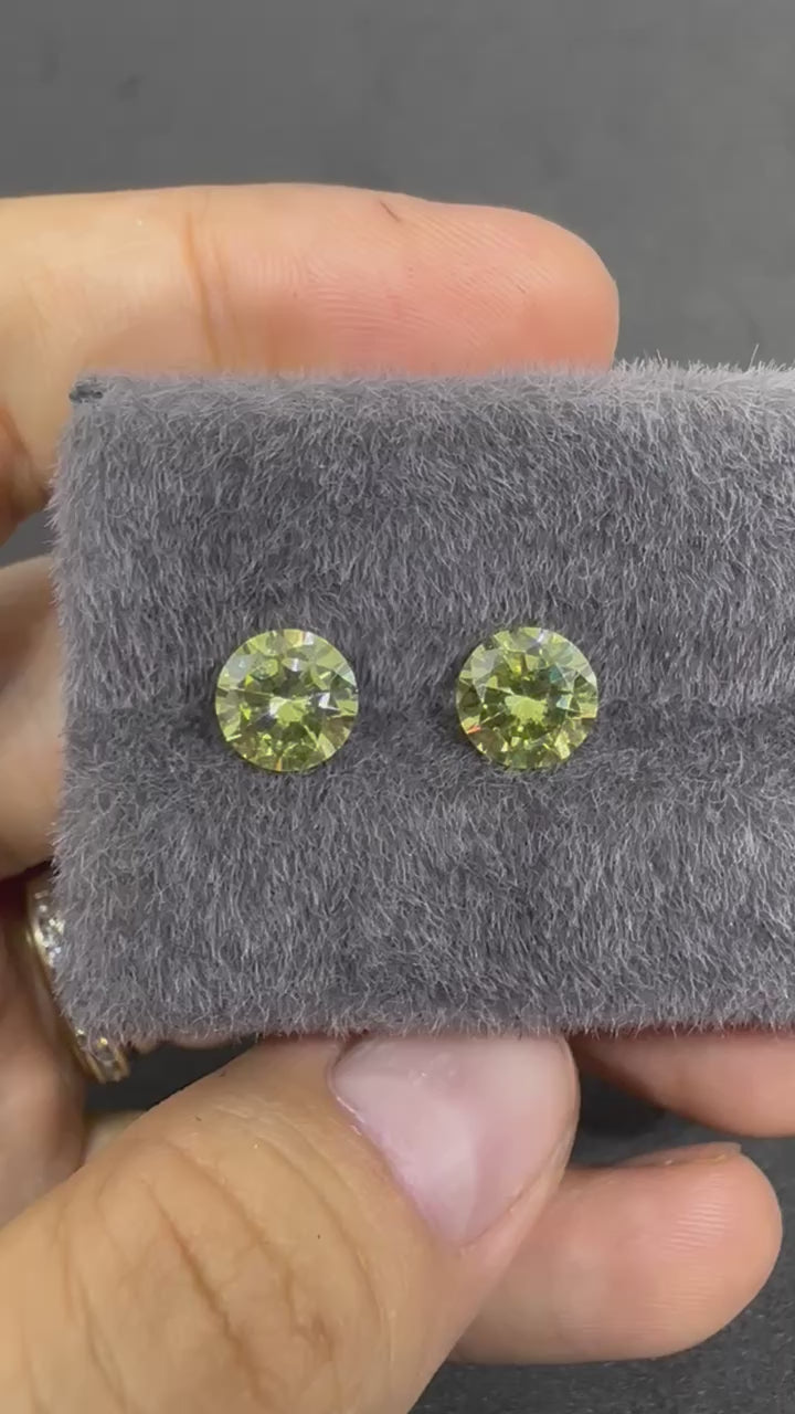一對橄欖黃圓鑽