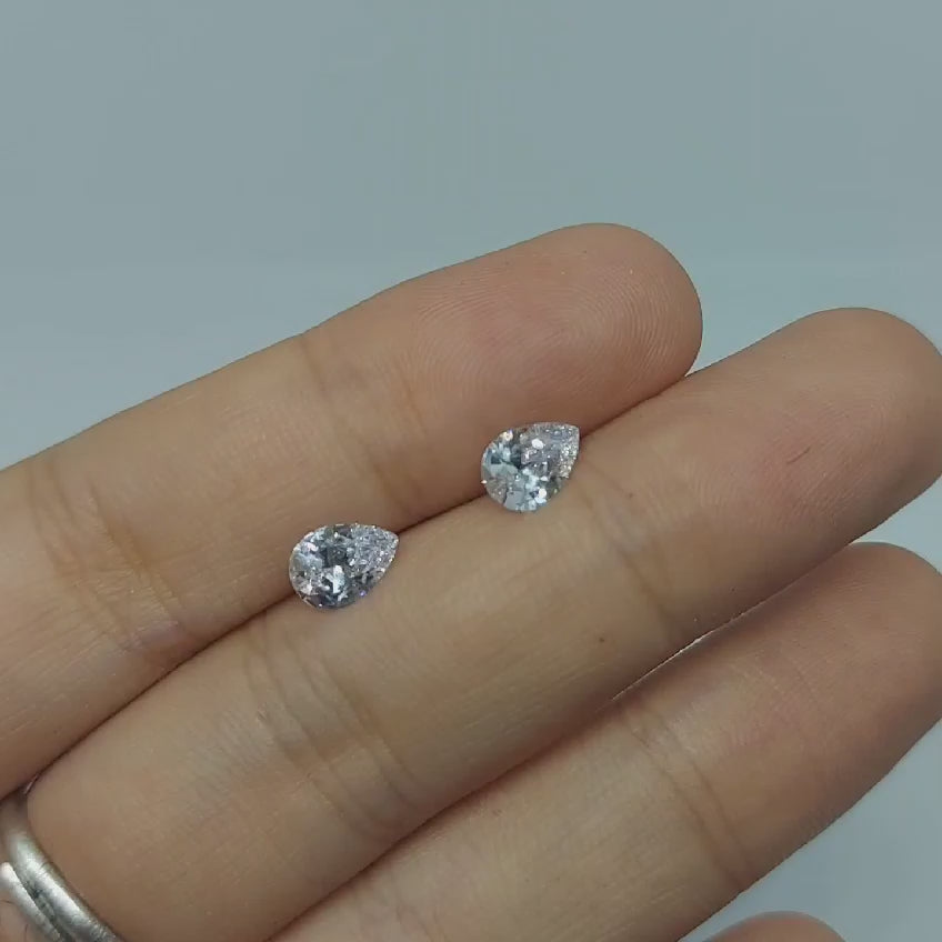 一對鑽白色梨形