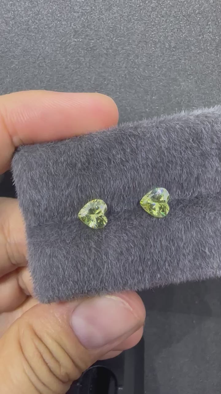 一對淡黃色心形