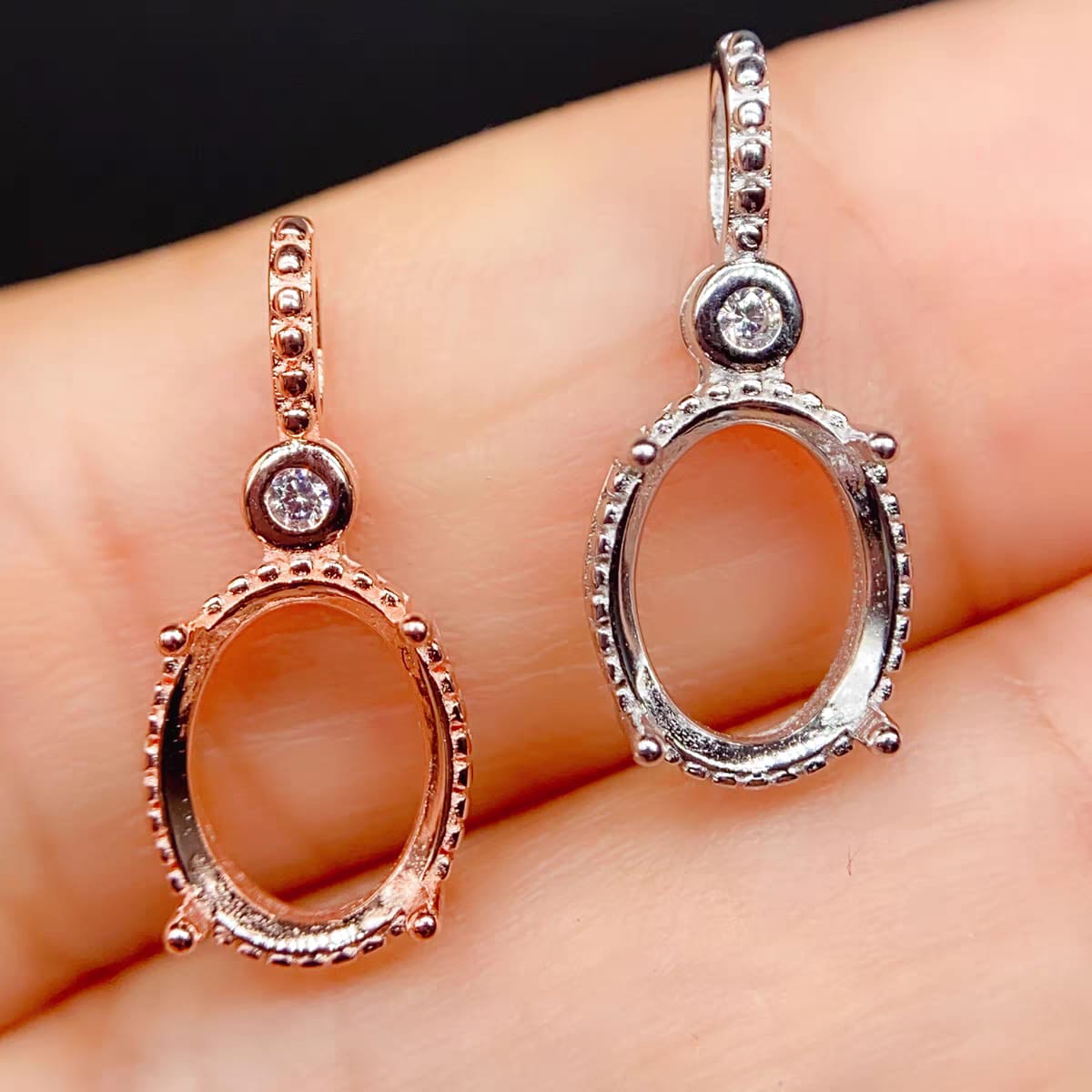 S042-pendants